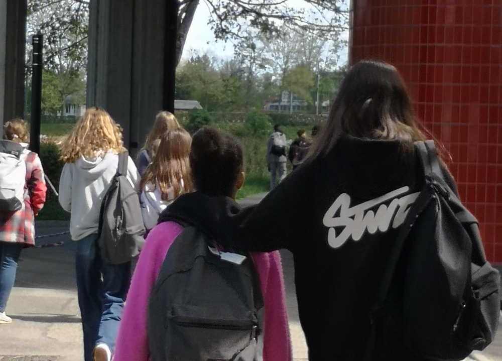 Schülerinnen gehen zusammen durch Strasbourg